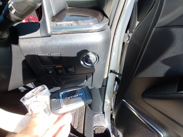 TOYOTA ALPHARD - photo 31 of 34