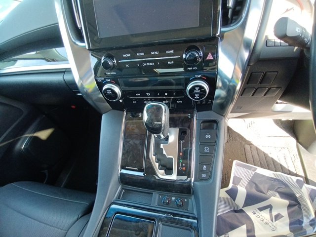 TOYOTA ALPHARD - photo 33 of 34
