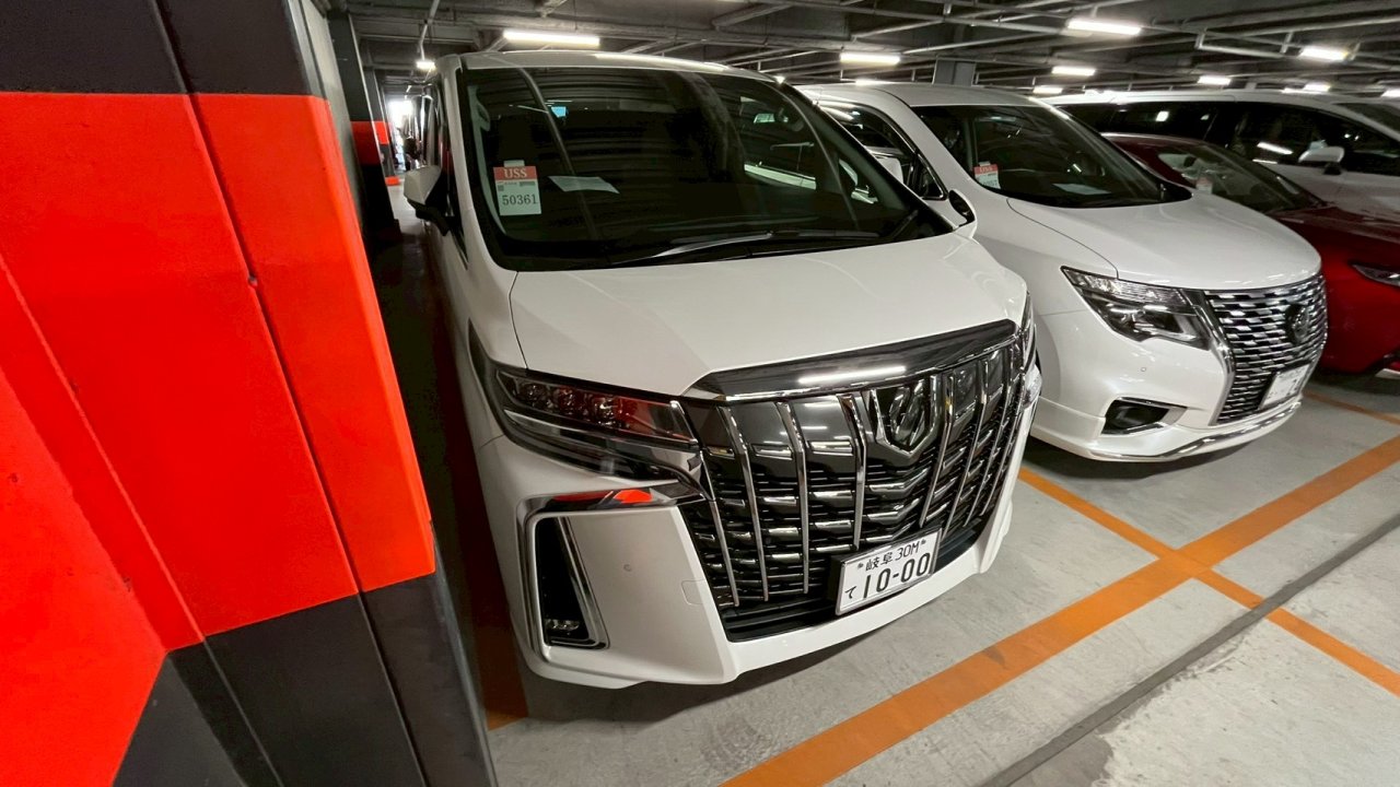 TOYOTA ALPHARD - photo 1 of 37