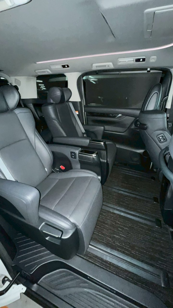 TOYOTA ALPHARD - photo 10 of 37