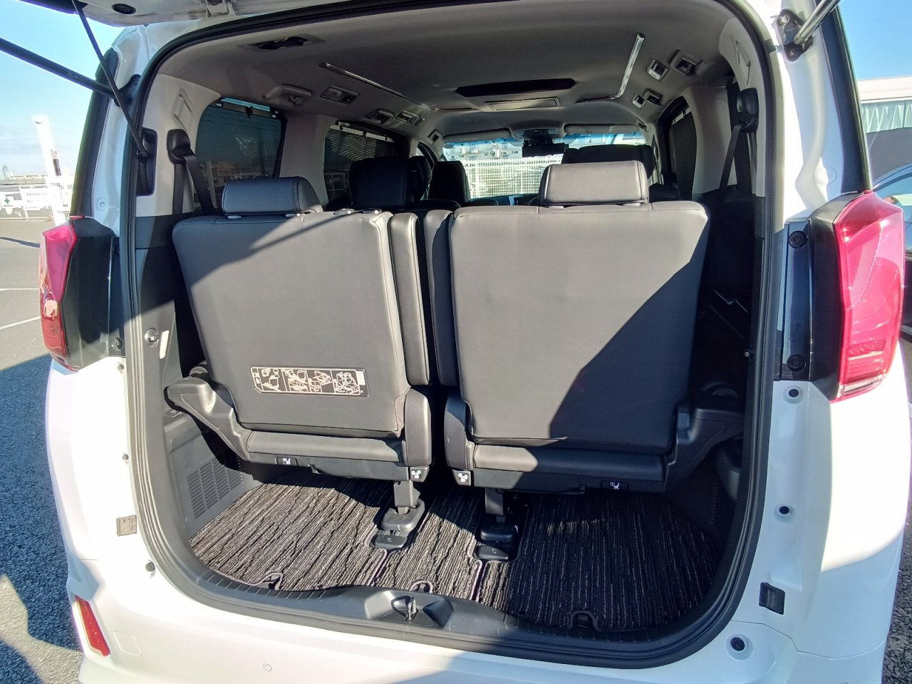 TOYOTA ALPHARD - photo 25 of 37