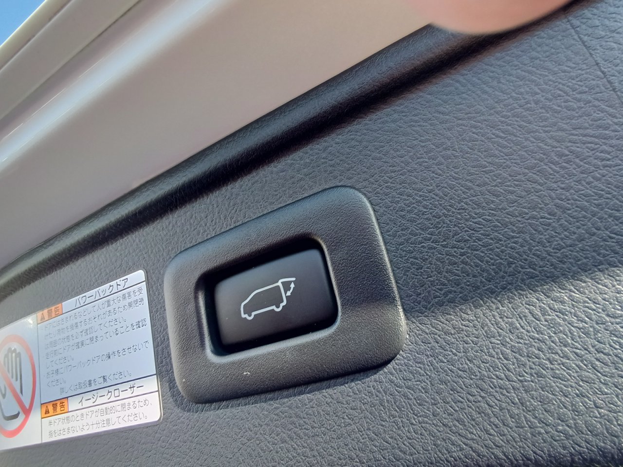 TOYOTA ALPHARD - photo 27 of 37