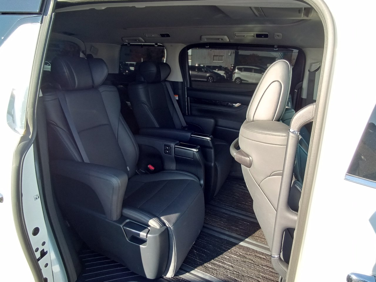 TOYOTA ALPHARD - photo 28 of 37