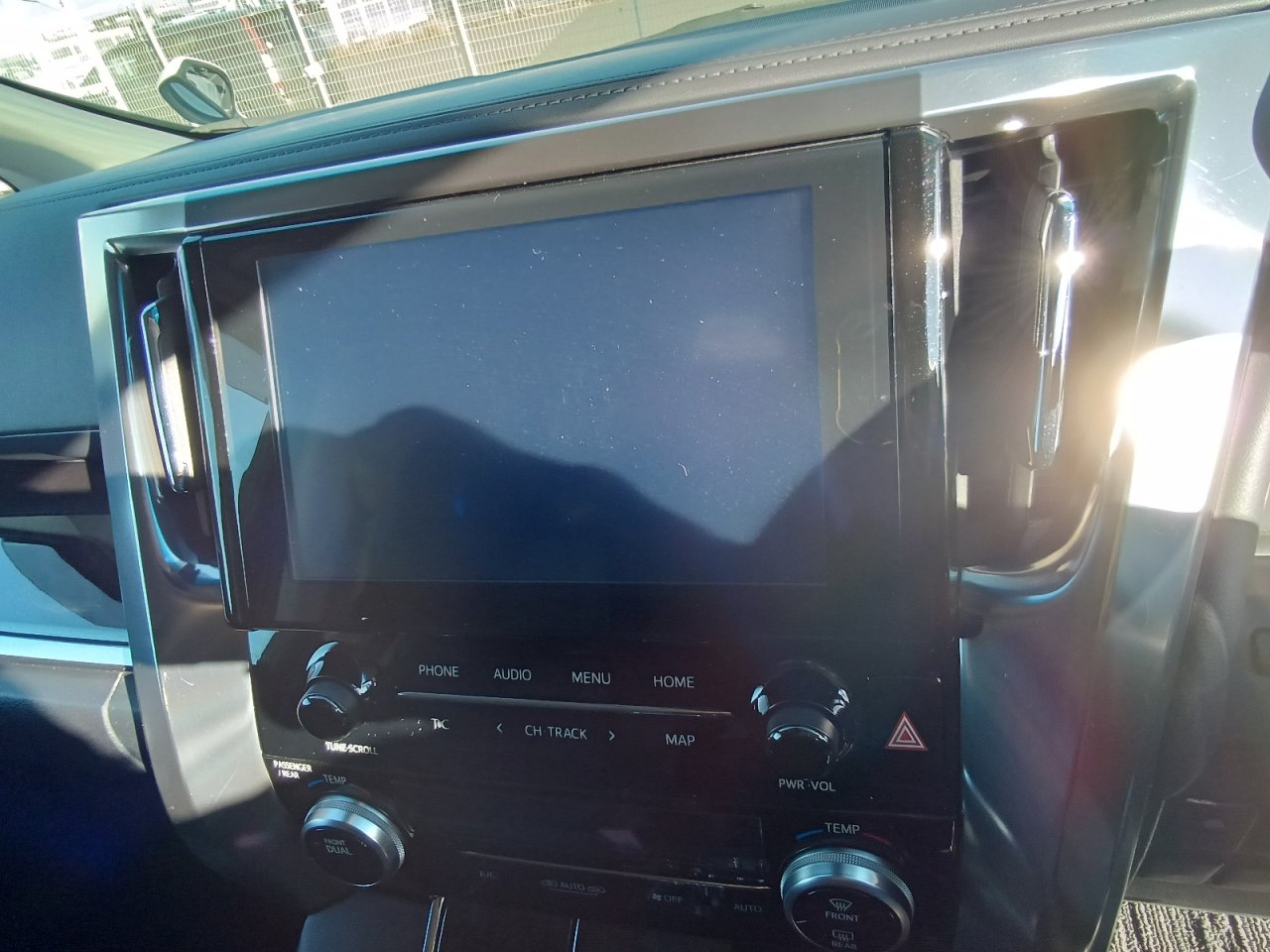 TOYOTA ALPHARD - photo 31 of 37