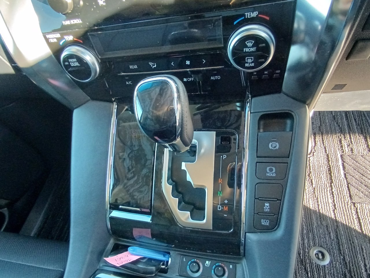 TOYOTA ALPHARD - photo 32 of 37