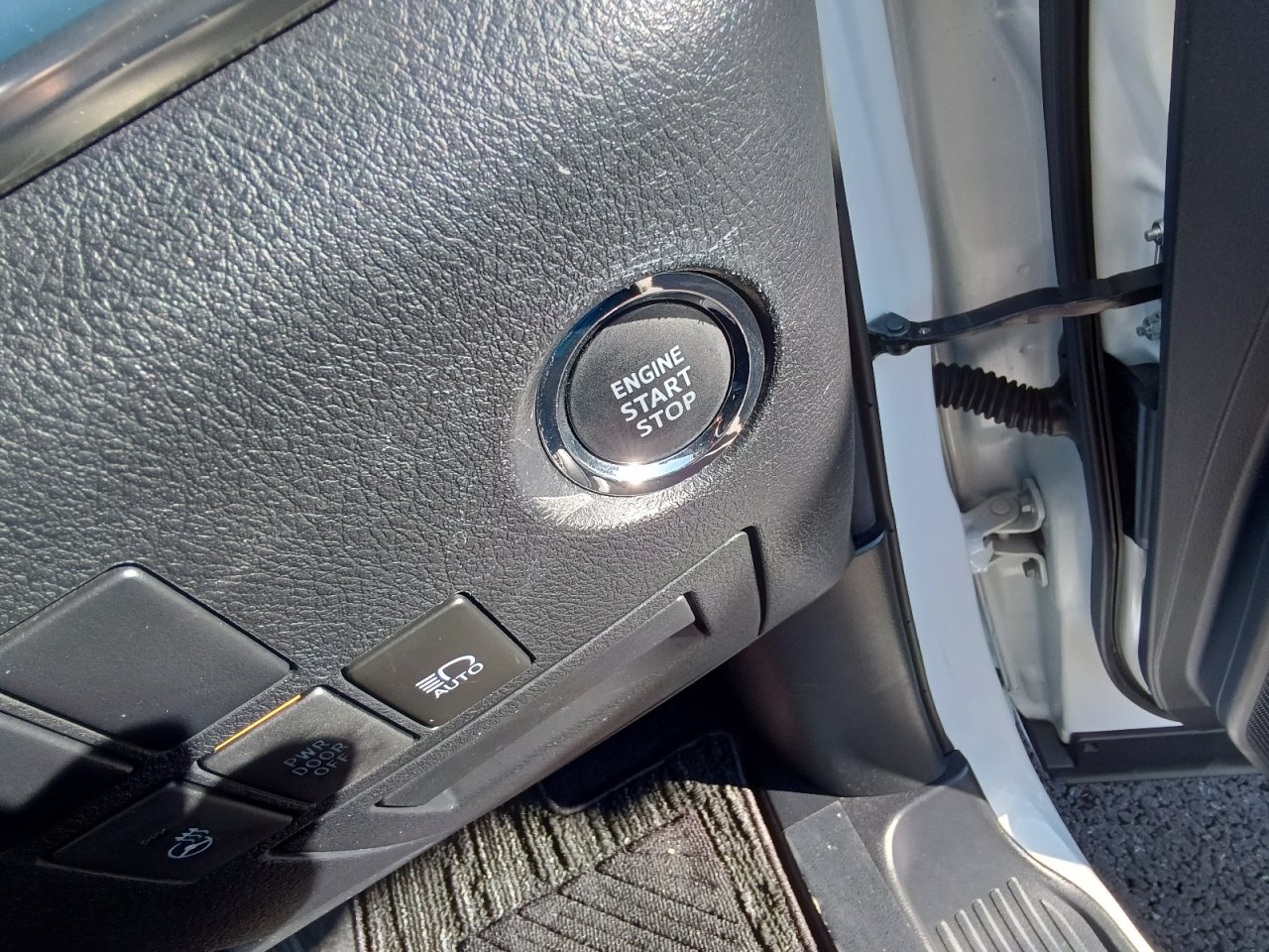 TOYOTA ALPHARD - photo 34 of 37