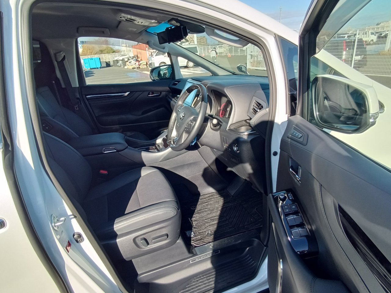 TOYOTA ALPHARD - photo 35 of 37