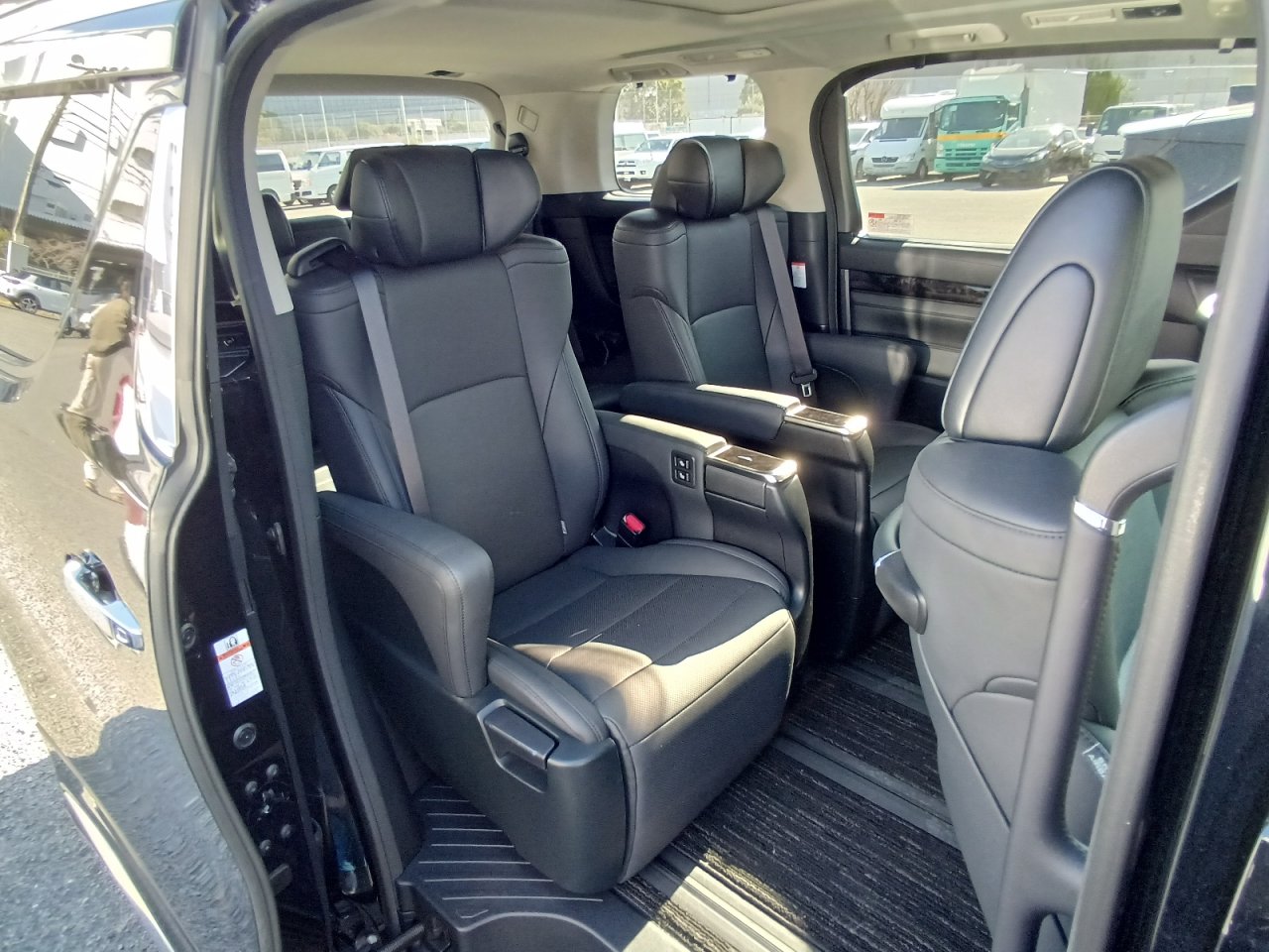 TOYOTA ALPHARD - photo 7 of 7