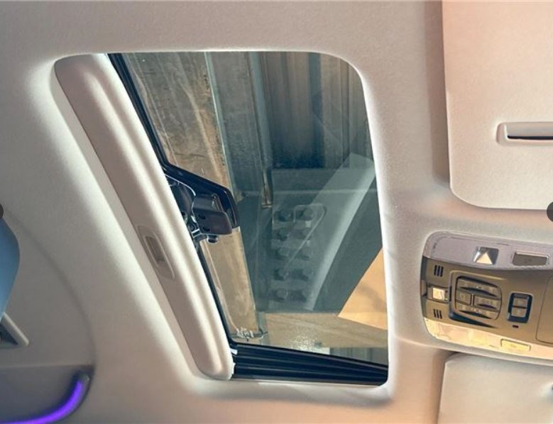 TOYOTA ALPHARD - photo 14 of 33