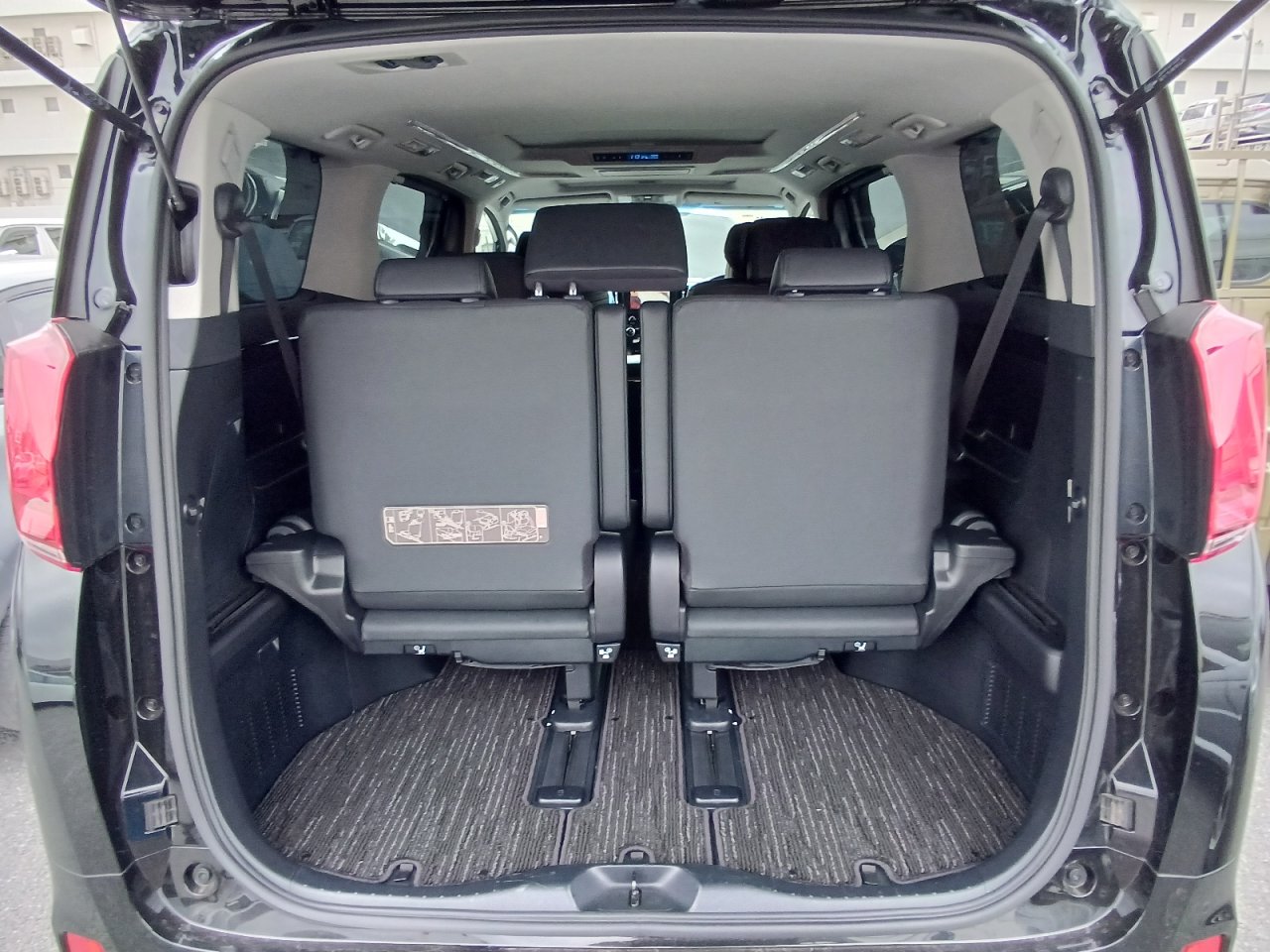 TOYOTA ALPHARD - photo 20 of 33