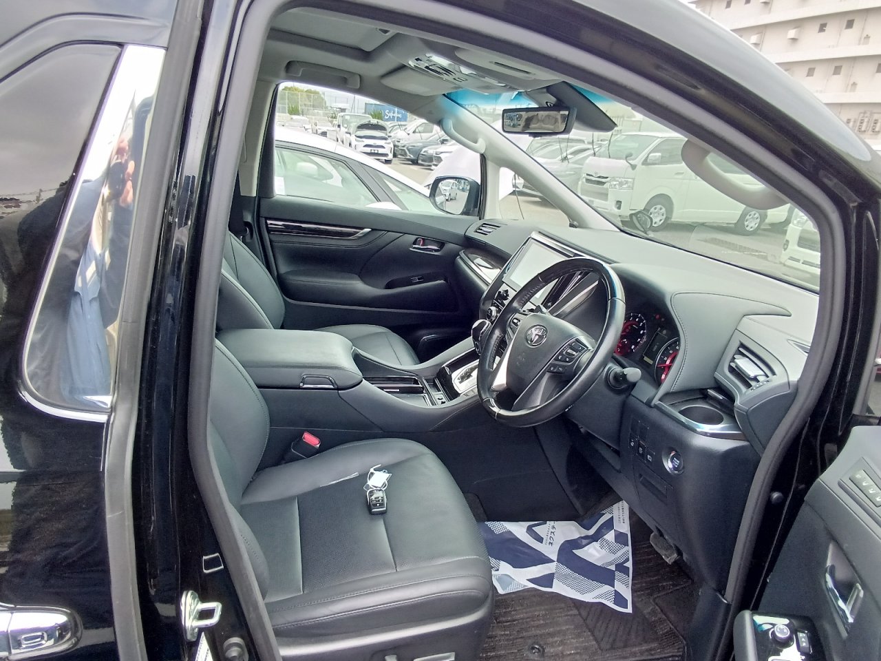 TOYOTA ALPHARD - photo 25 of 33