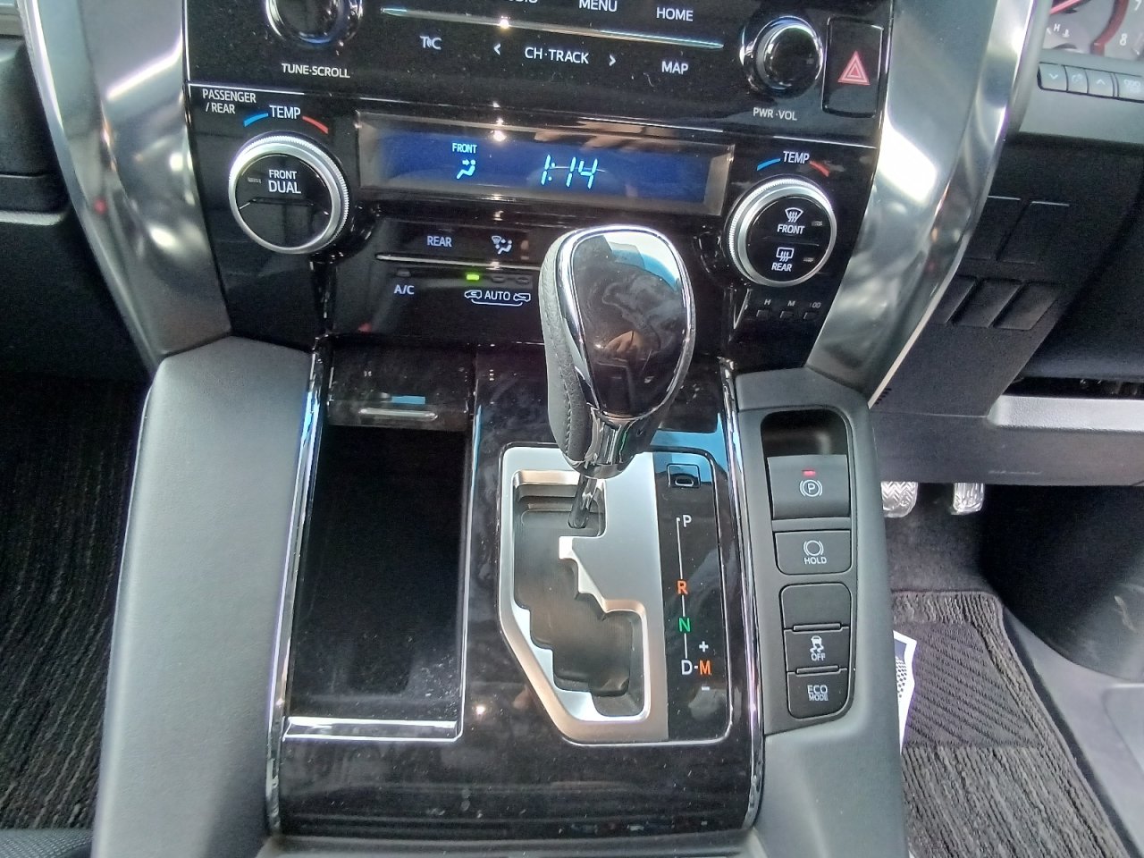 TOYOTA ALPHARD - photo 28 of 33