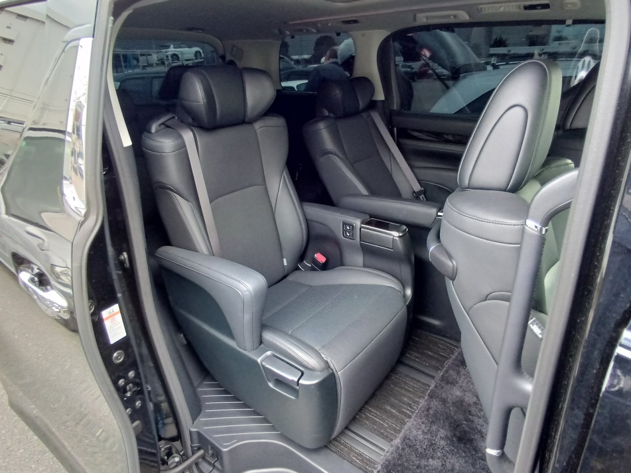 TOYOTA ALPHARD - photo 29 of 33