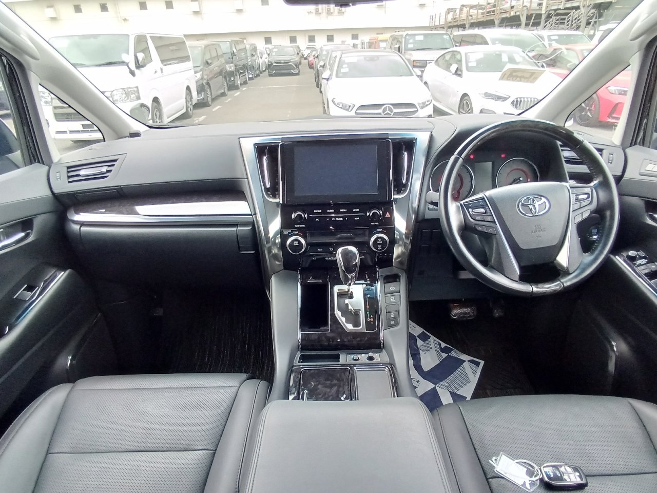 TOYOTA ALPHARD - photo 30 of 33
