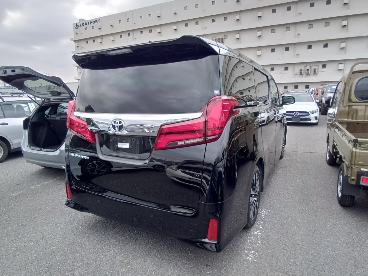 TOYOTA ALPHARD - photo 31 of 33