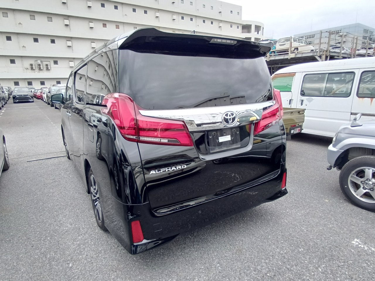 TOYOTA ALPHARD - photo 32 of 33