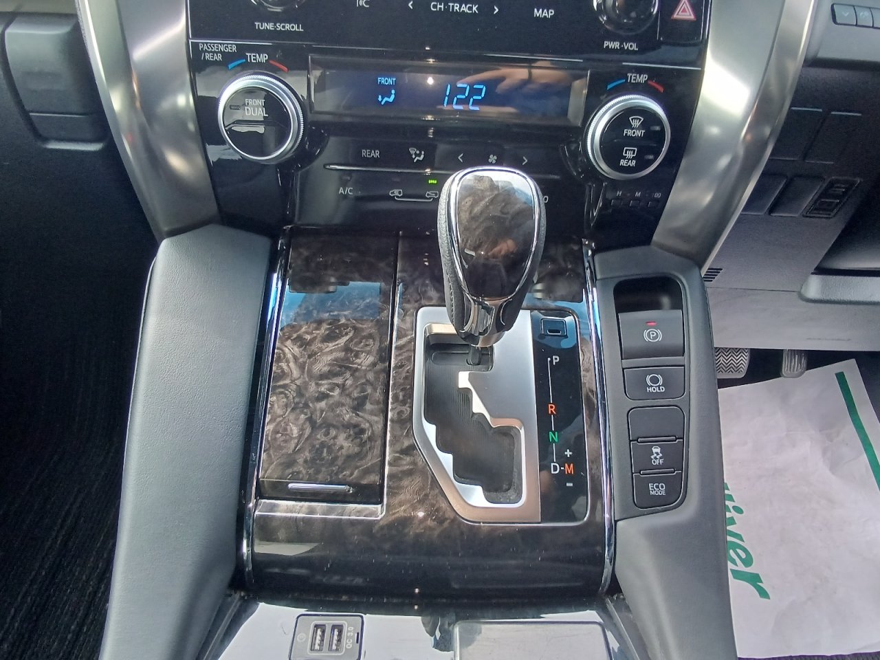 TOYOTA ALPHARD - photo 34 of 40