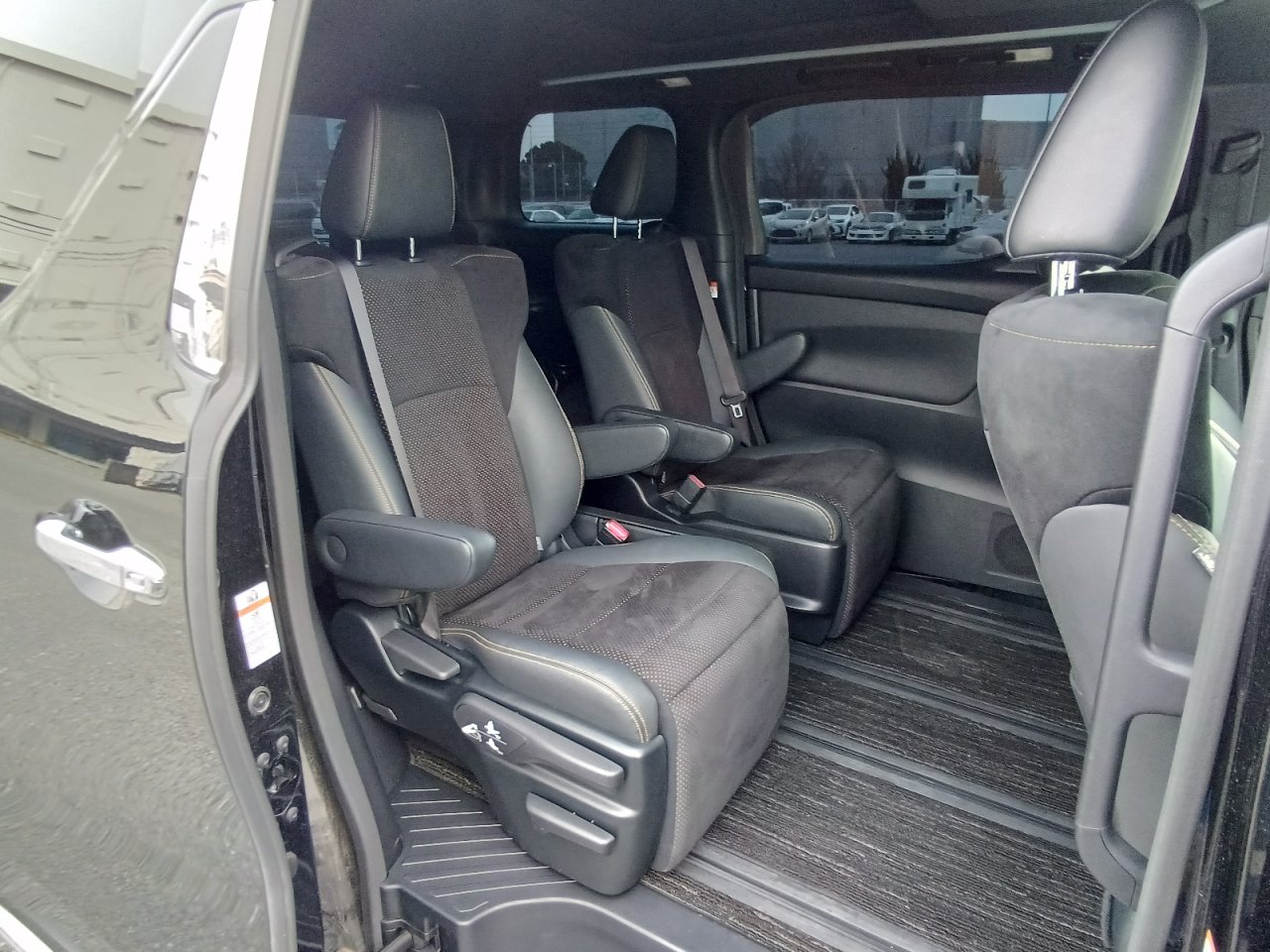 TOYOTA ALPHARD - photo 35 of 40