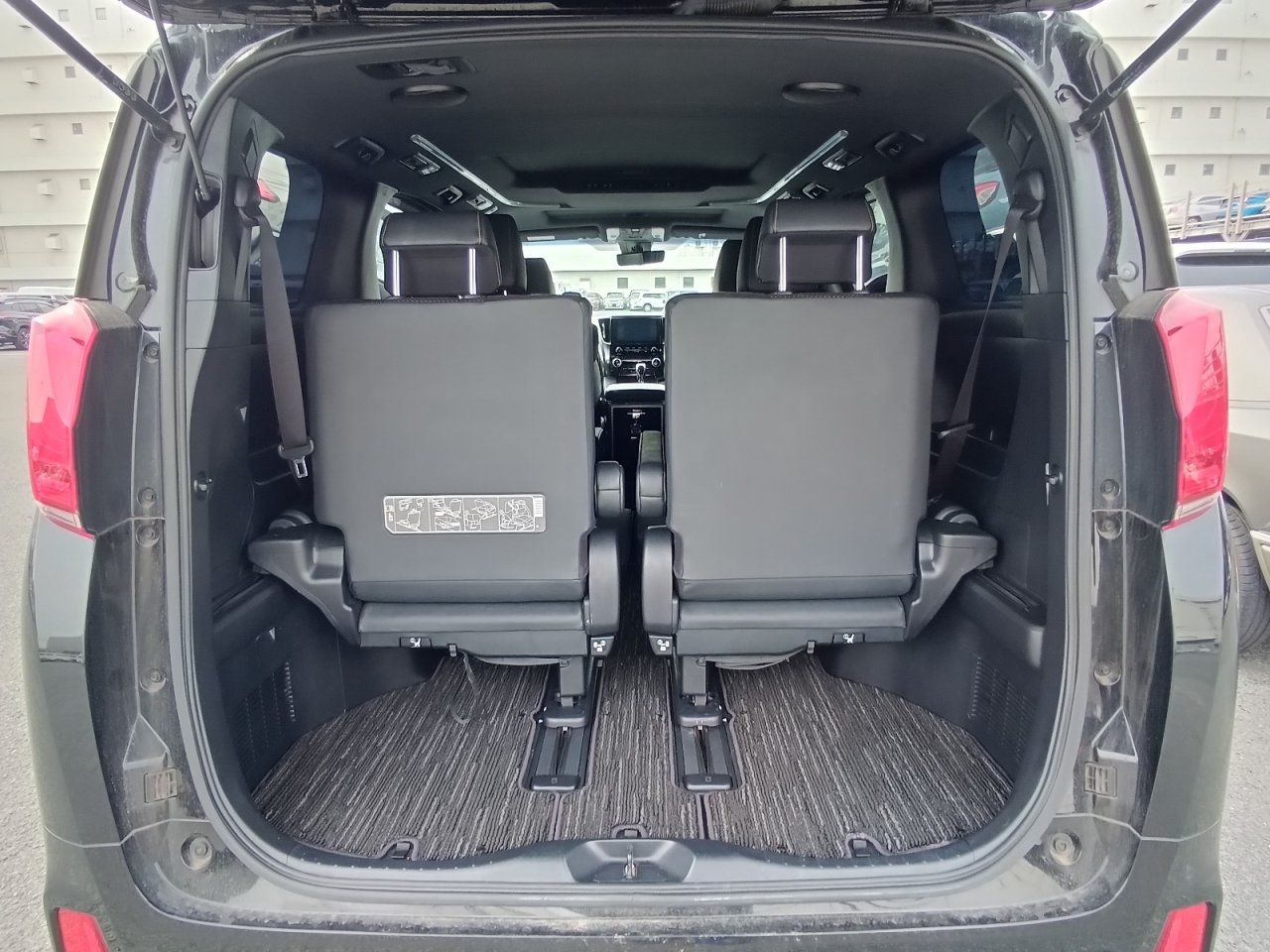 TOYOTA ALPHARD - photo 39 of 40