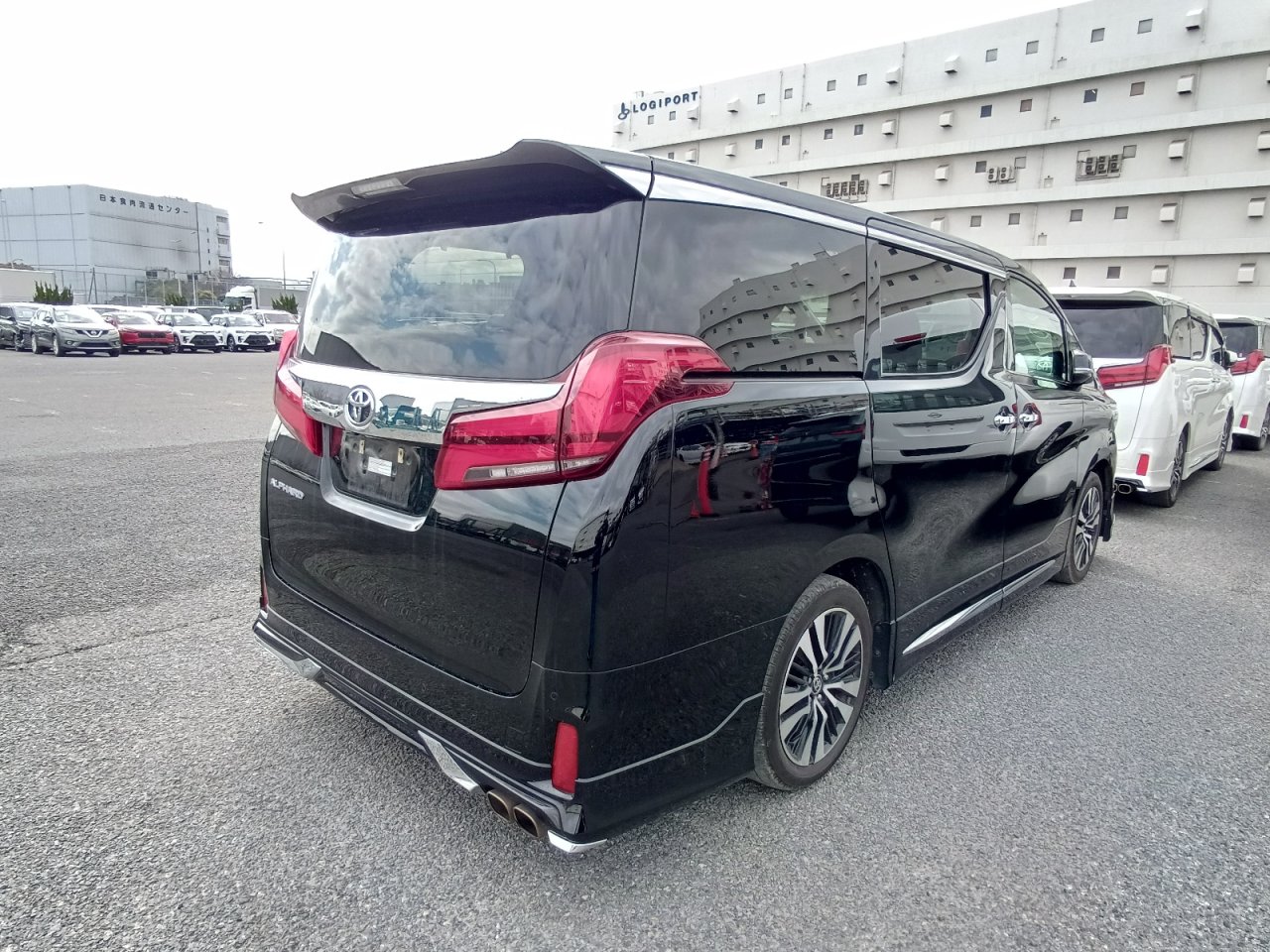 TOYOTA ALPHARD - photo 4 of 9
