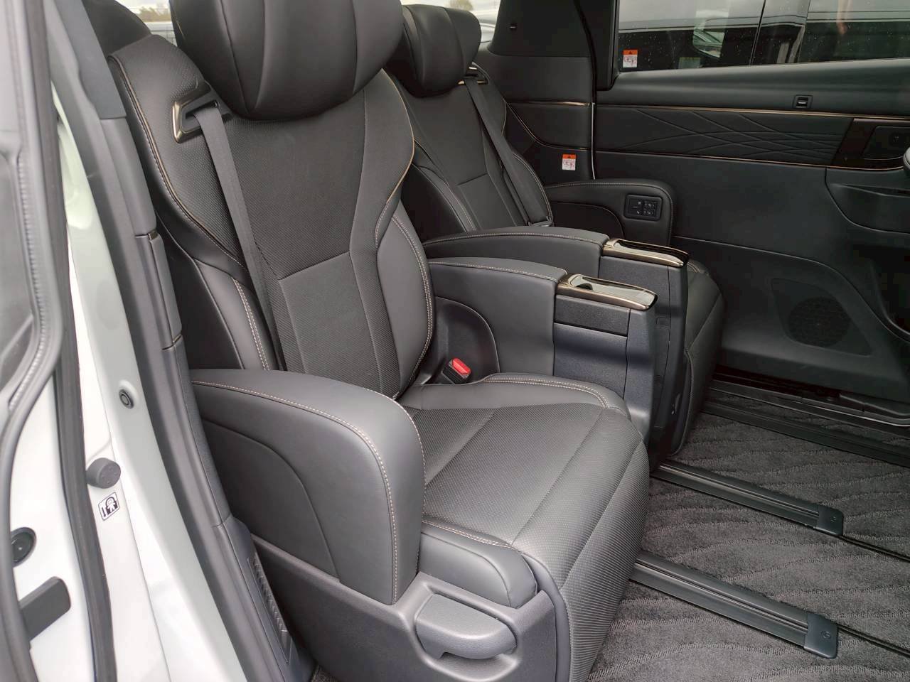 TOYOTA ALPHARD - photo 26 of 42