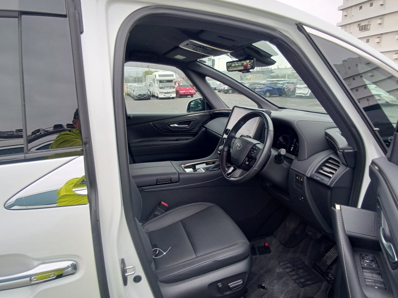 TOYOTA ALPHARD - photo 33 of 42