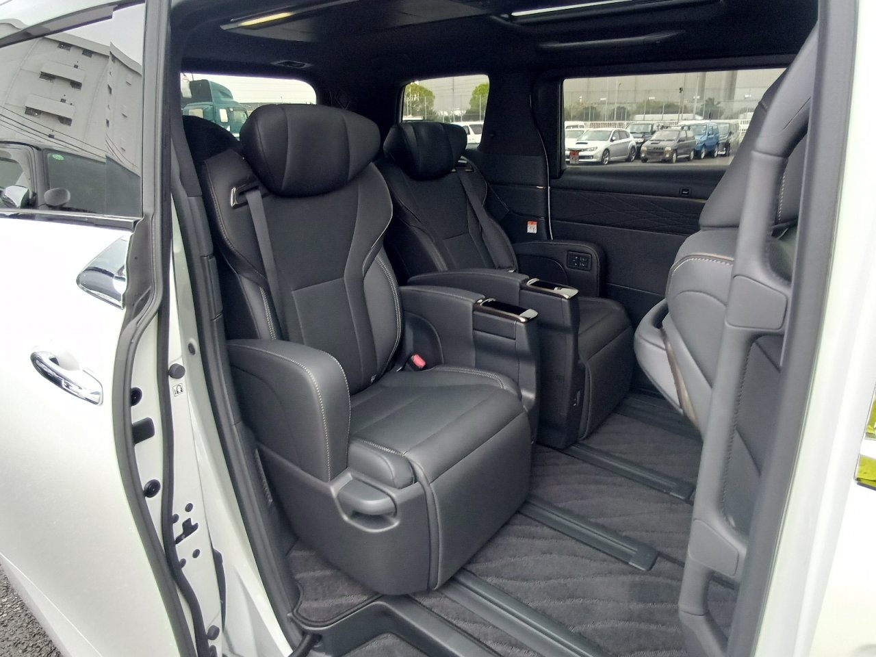TOYOTA ALPHARD - photo 35 of 42