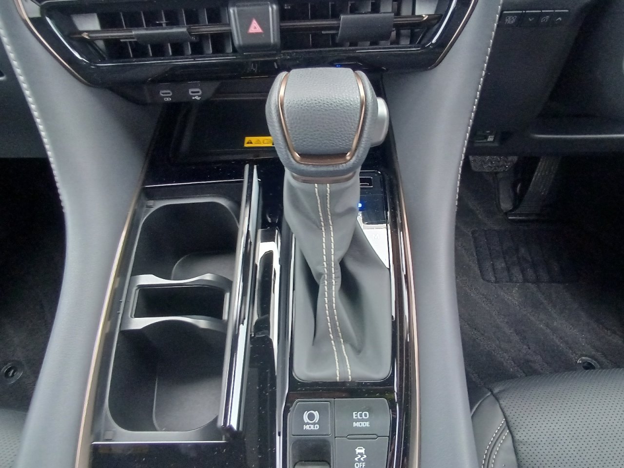 TOYOTA ALPHARD - photo 38 of 42