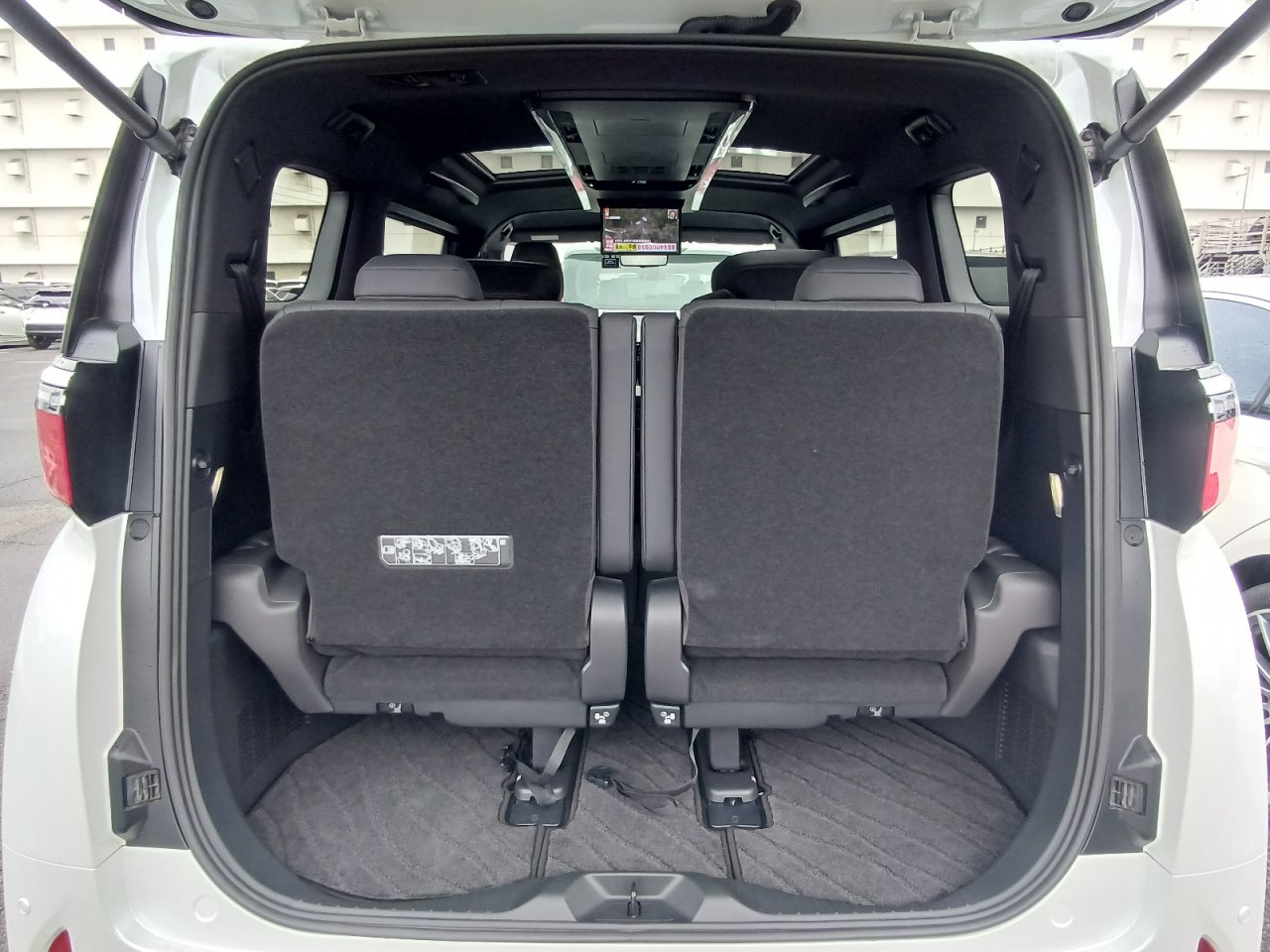 TOYOTA ALPHARD - photo 39 of 42