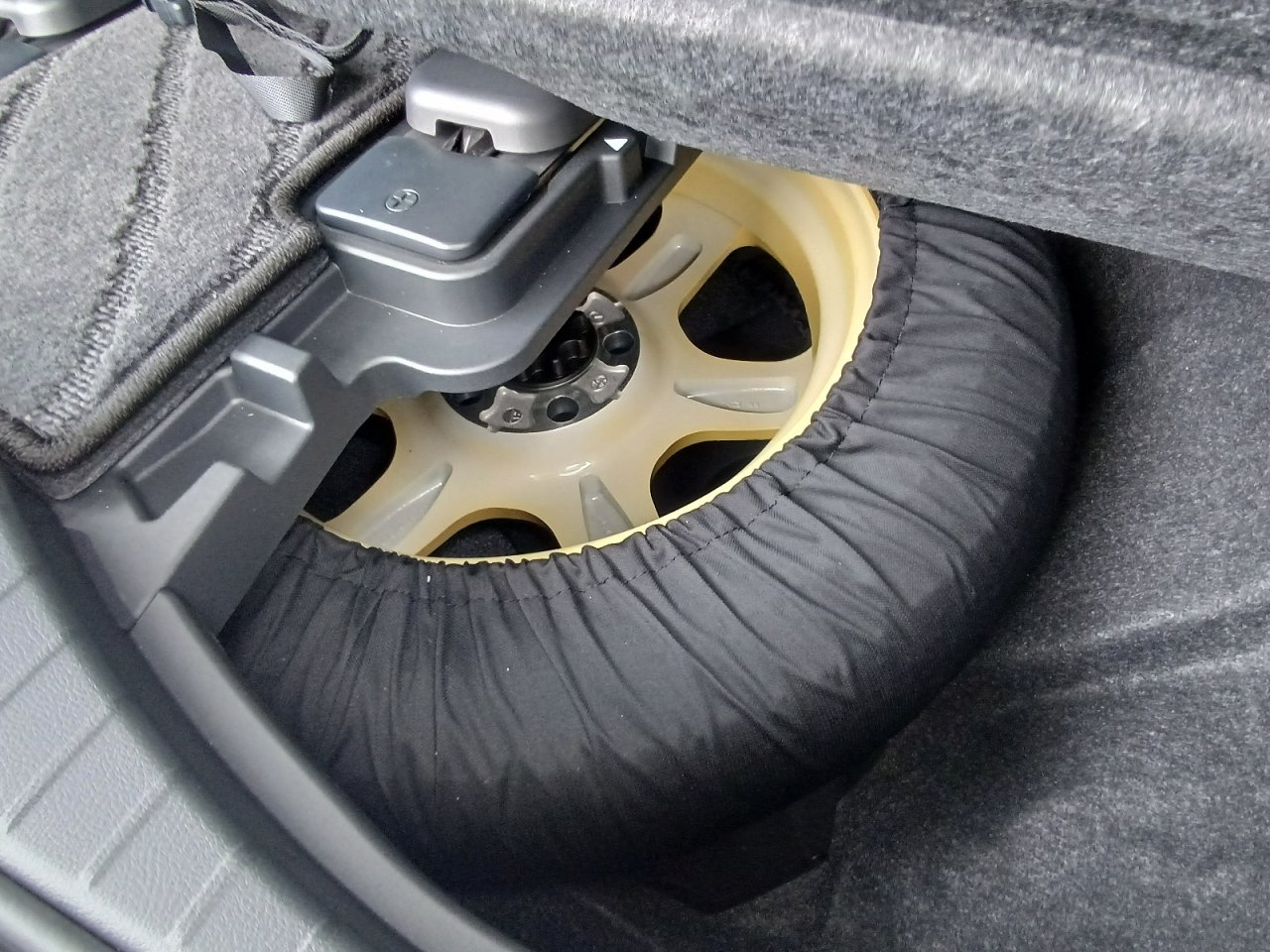 TOYOTA ALPHARD - photo 41 of 42