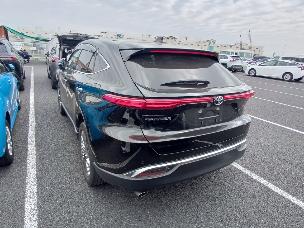 TOYOTA HARRIER - photo 3 of 18