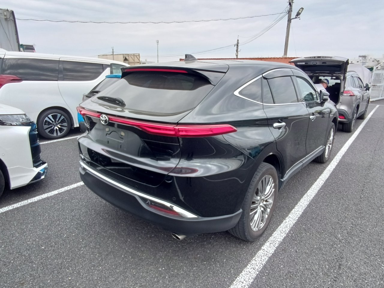 TOYOTA HARRIER - photo 4 of 18