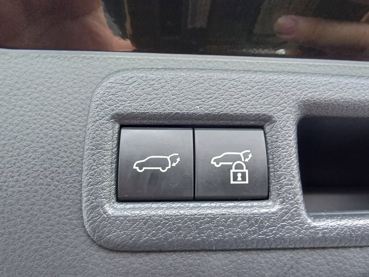 TOYOTA HARRIER - photo 11 of 18