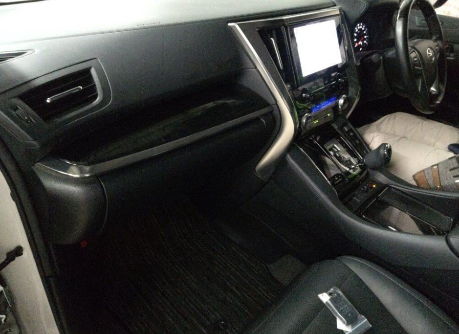 TOYOTA ALPHARD - photo 7 of 16