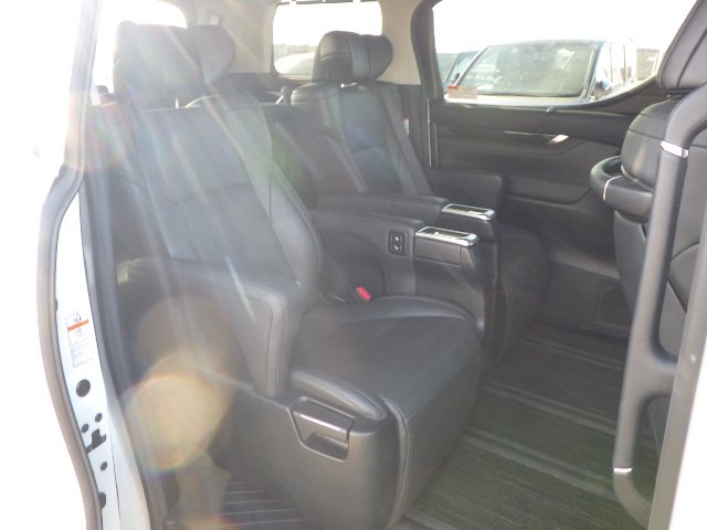 TOYOTA ALPHARD - photo 13 of 16