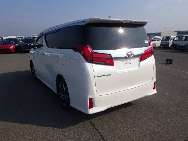 TOYOTA ALPHARD - photo 2 of 17