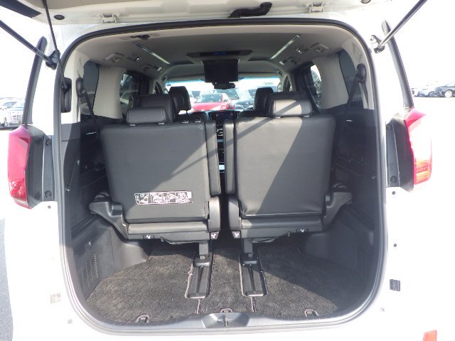 TOYOTA ALPHARD - photo 16 of 17
