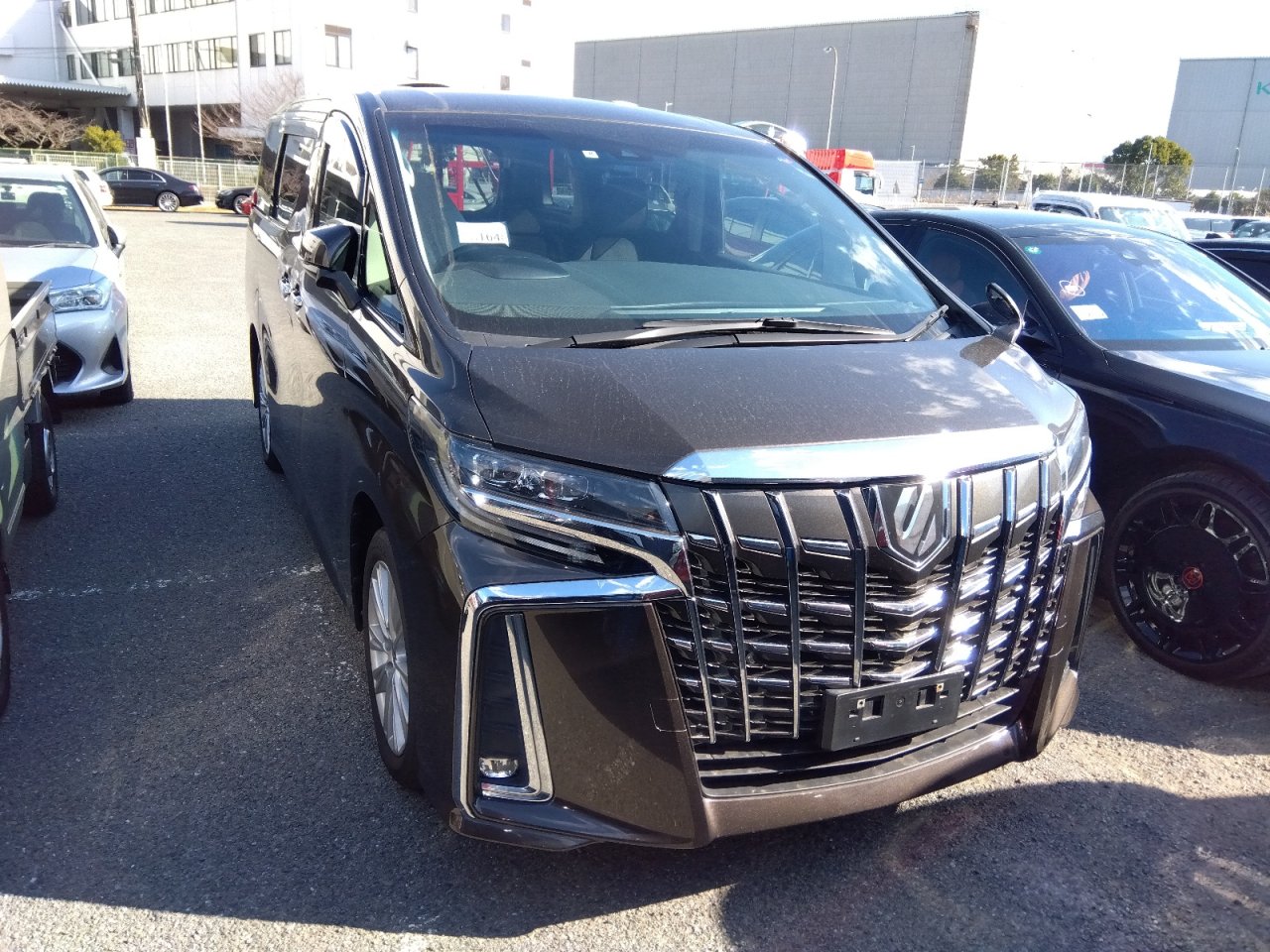 TOYOTA ALPHARD - photo 1 of 32
