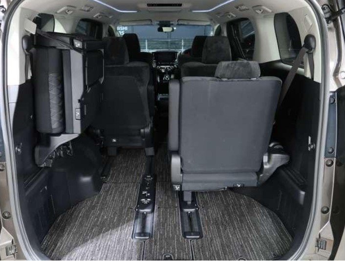 TOYOTA ALPHARD - photo 10 of 32