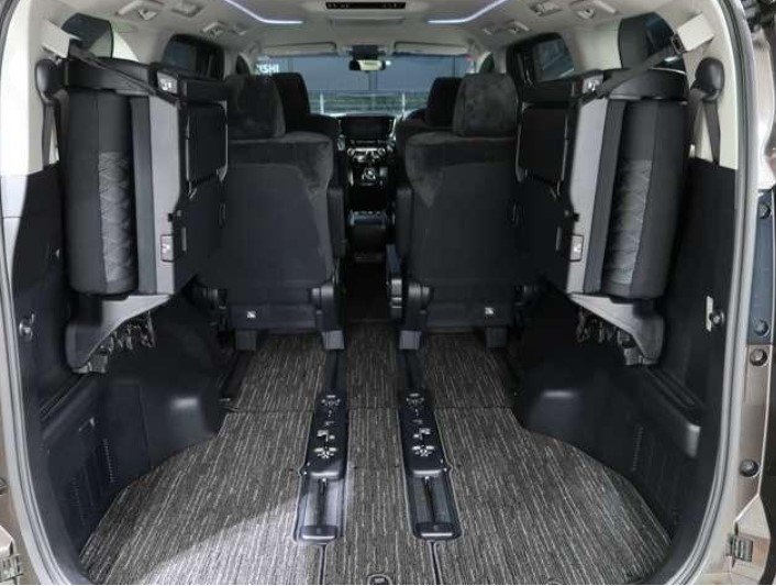 TOYOTA ALPHARD - photo 11 of 32