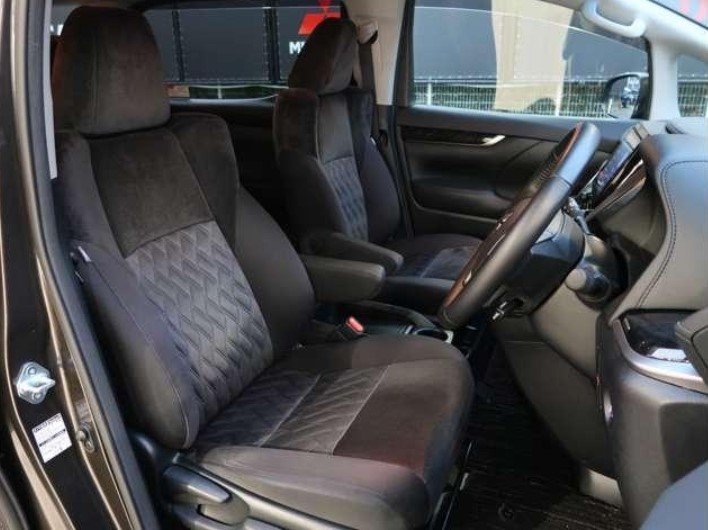TOYOTA ALPHARD - photo 17 of 32