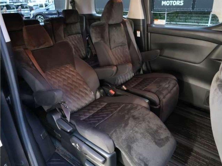 TOYOTA ALPHARD - photo 18 of 32