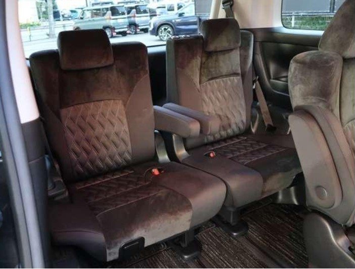 TOYOTA ALPHARD - photo 19 of 32