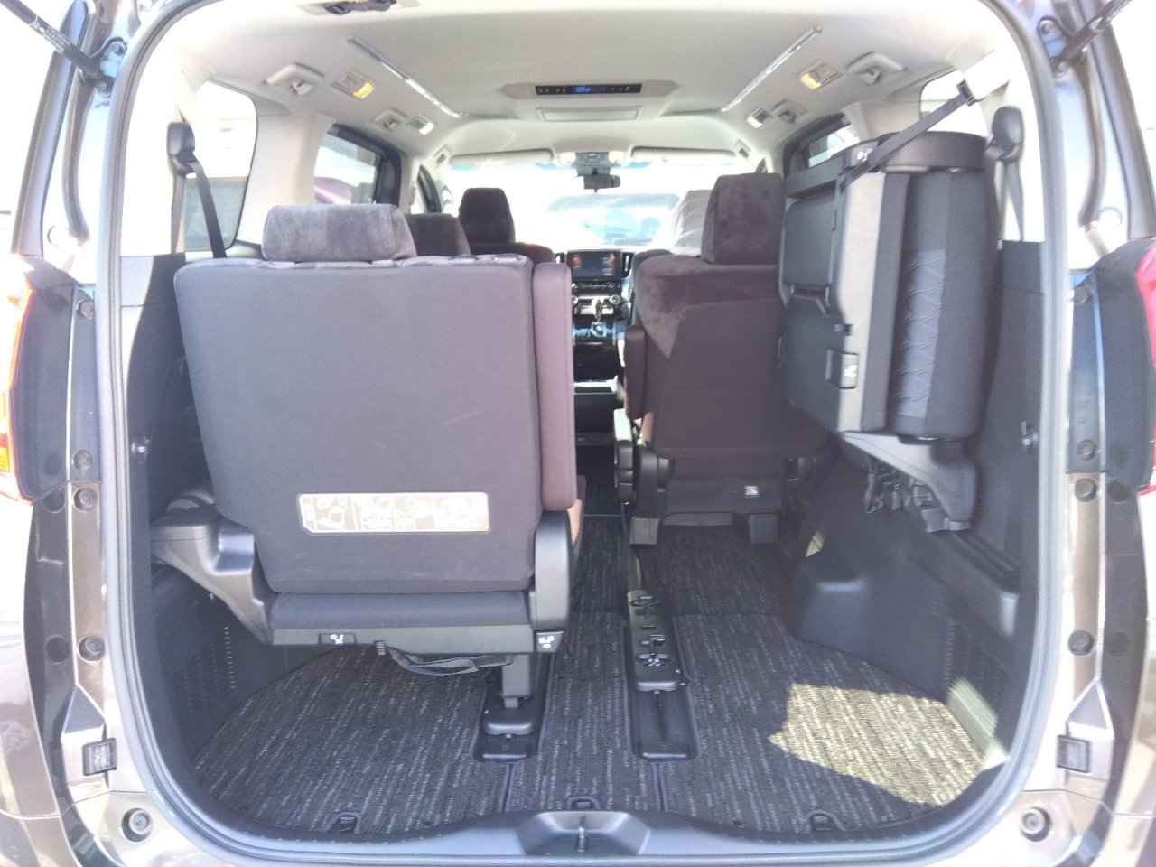 TOYOTA ALPHARD - photo 24 of 32