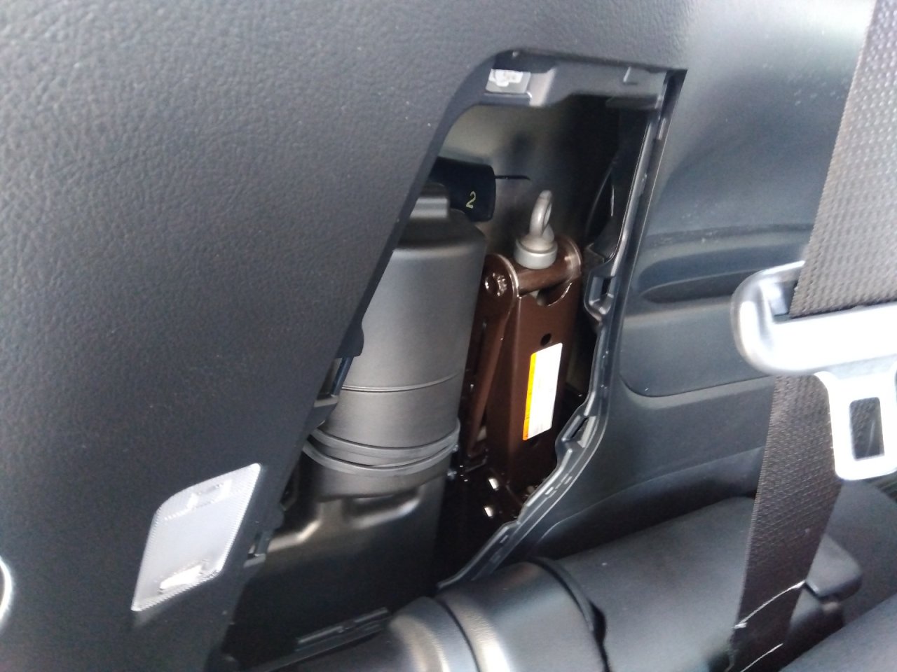 TOYOTA ALPHARD - photo 25 of 32