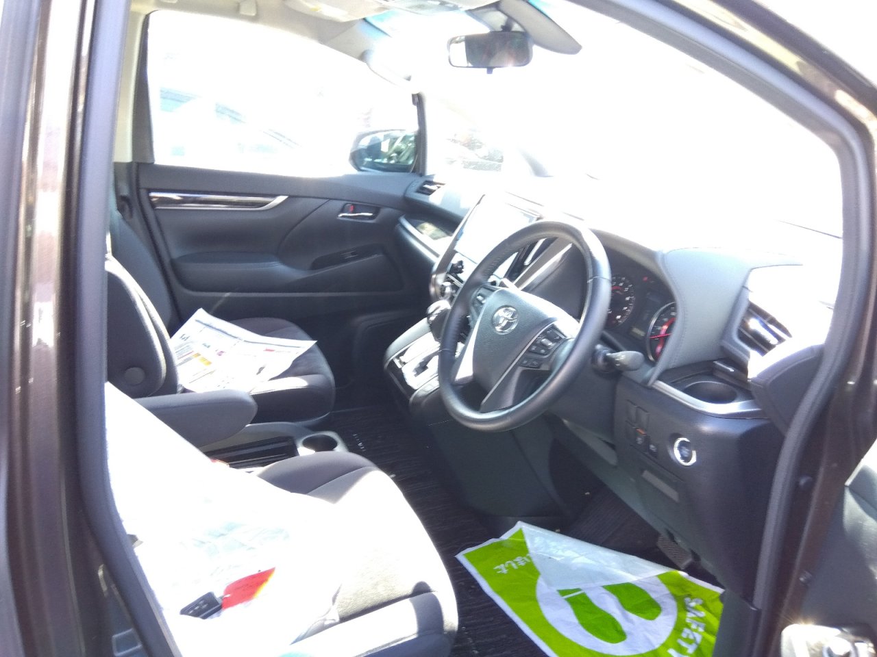 TOYOTA ALPHARD - photo 27 of 32