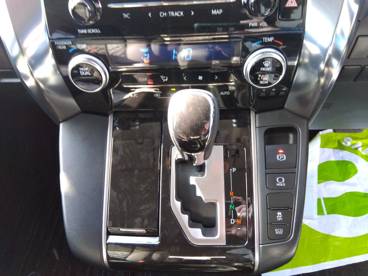 TOYOTA ALPHARD - photo 30 of 32