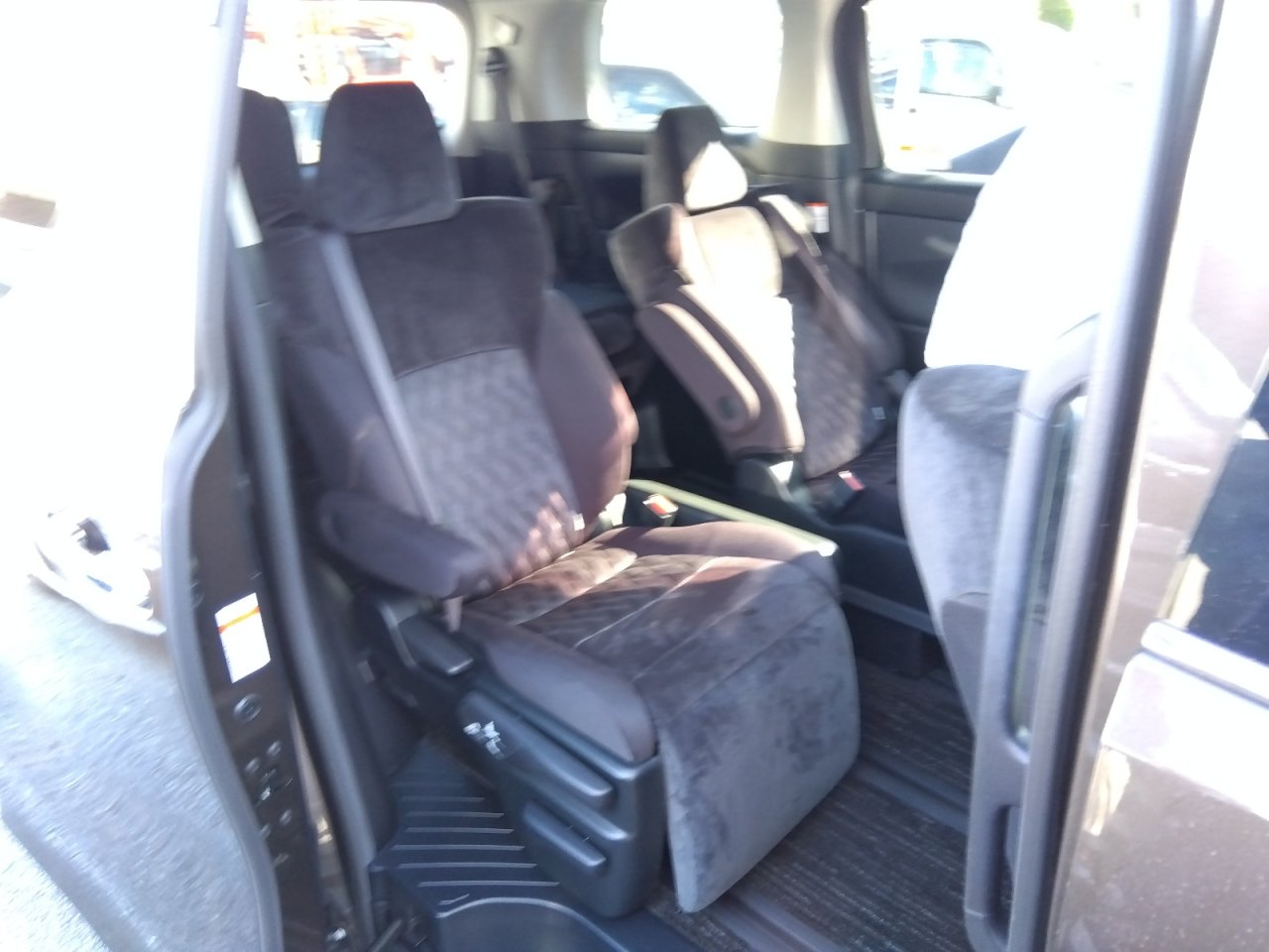TOYOTA ALPHARD - photo 31 of 32
