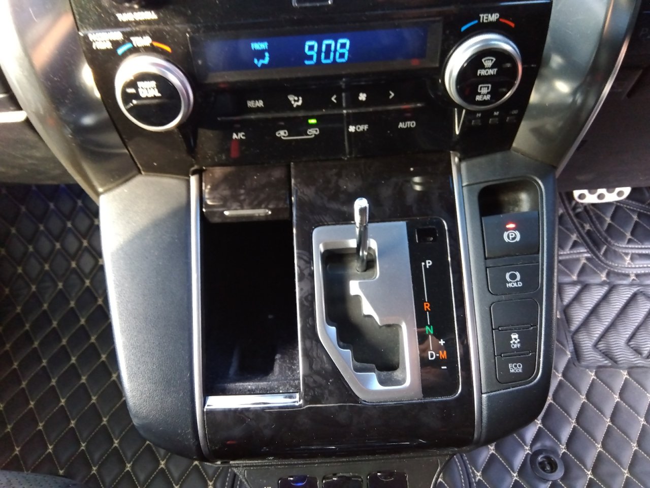 TOYOTA VELLFIRE - photo 18 of 23