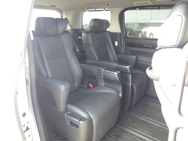 TOYOTA ALPHARD - photo 13 of 15